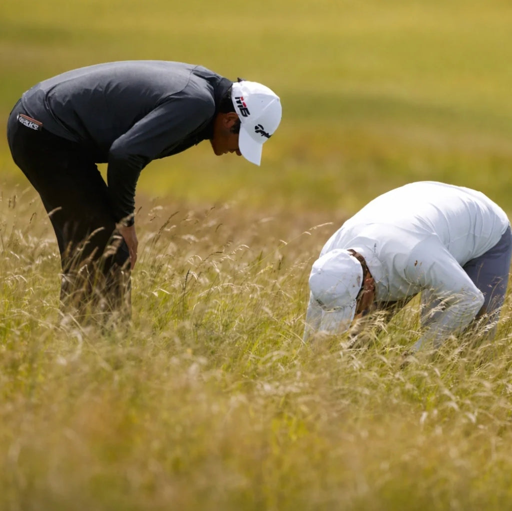 Golfspieler suchen Ball im hohen Rough